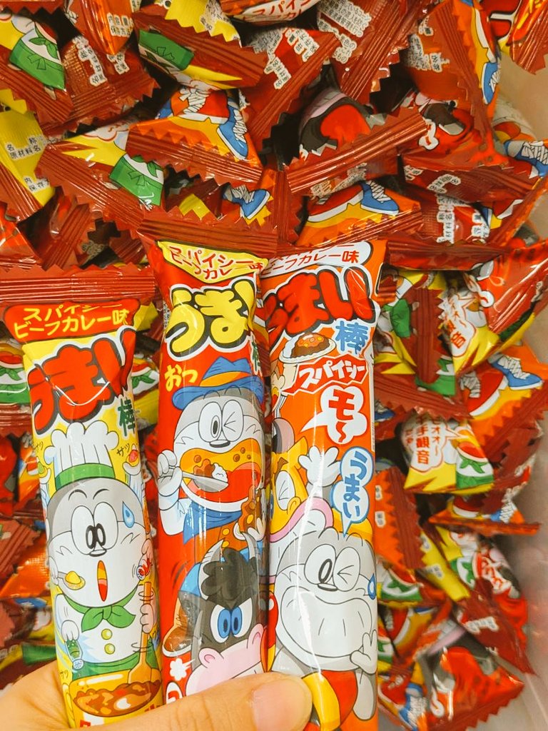 今年もこの季節がやってきました🌞うまい棒 スパイシービーフカレー味が入荷いたしました〜お子様もだいすきなカレー味ちょっぴりスパイシーなので、大人の方のおつまみにもぴったりです#うまい棒 #カレー #夏 #たぬきの星